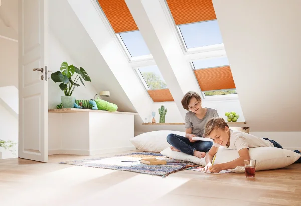 Modernes Dachfenster mit Sonnenschutz